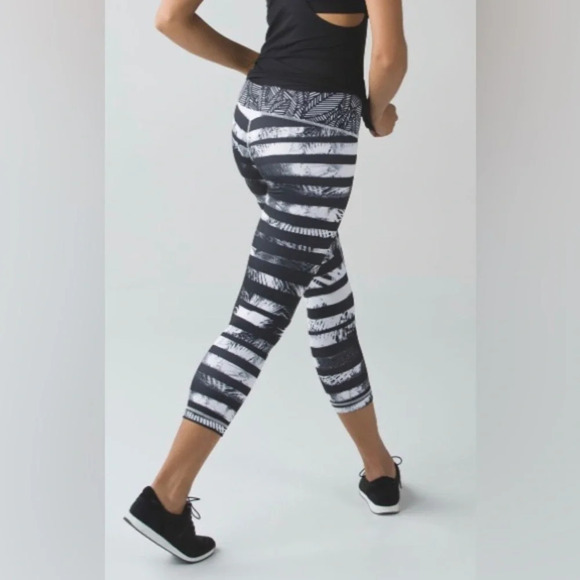 Lululemon Athletica Wunder Under Crop II Full-On Luon  Medium Rise Sz 6 - Picture 4 of 12